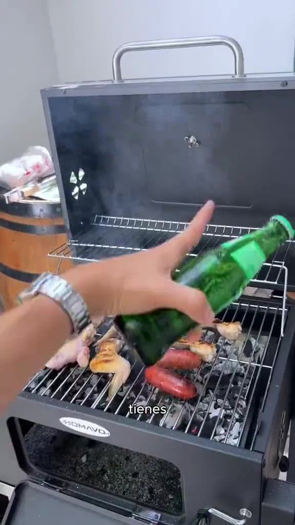 Chorizo y verduras haciéndose sobre la parrilla de carbón